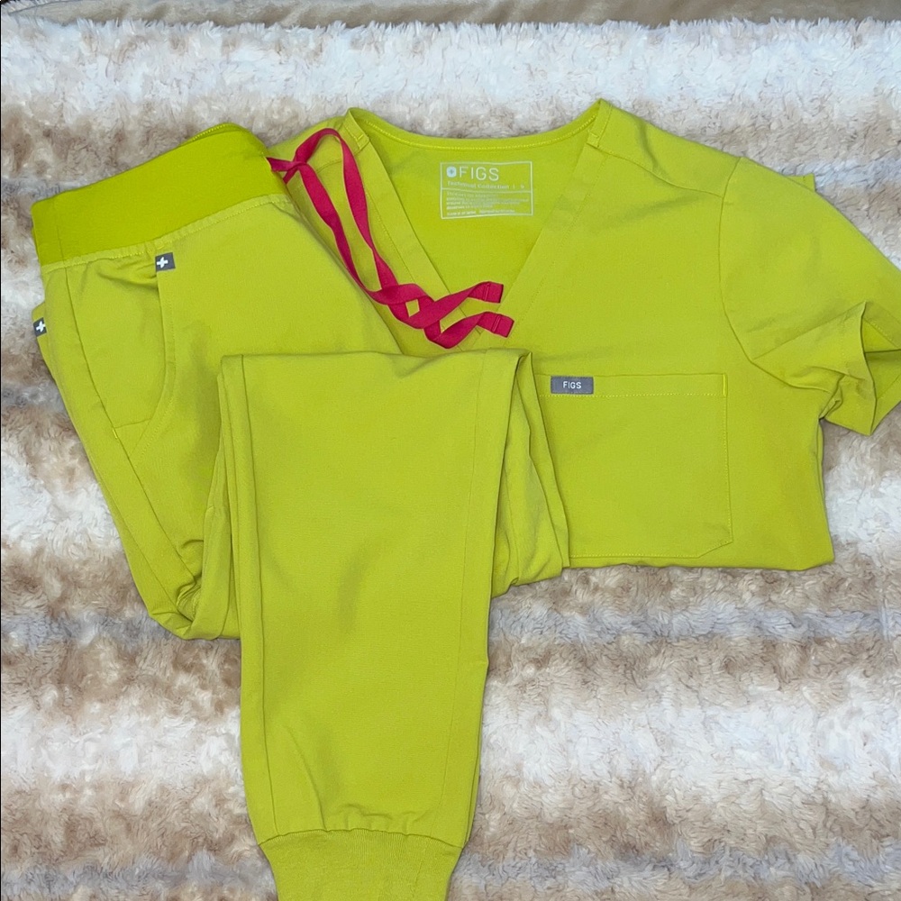 Figs Limeade Scrub Set with Pink Drawstring